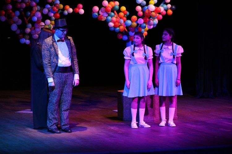 İzmir Narlıdere'de sahnede engeller kalktı -