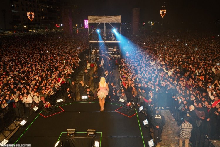 İzmirliler 2023’e Gülşen'le girdi -