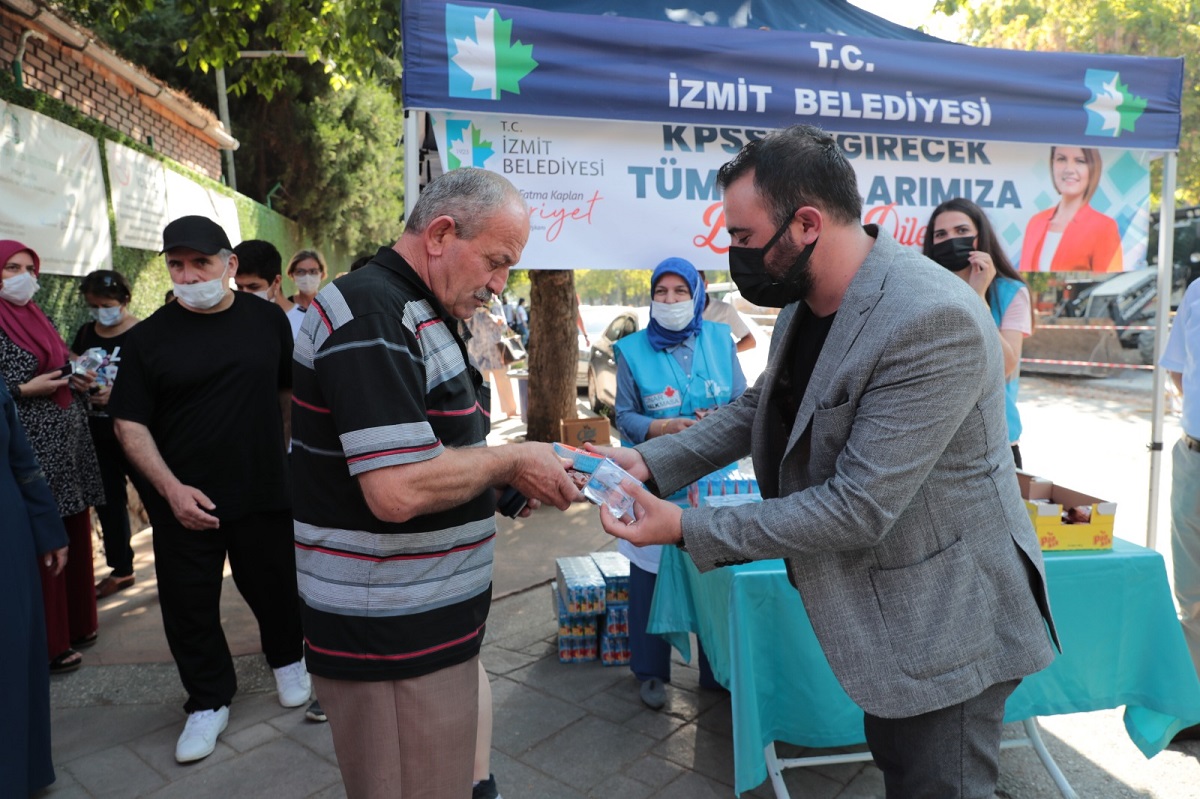 İzmit Belediyesi KPSS’de adayların yanında