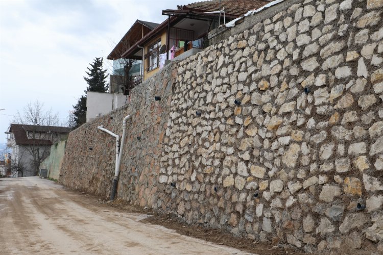İzmit'te hasarlı istinat duvarı yenilendi -