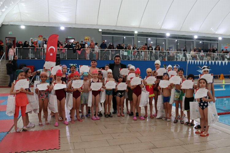 İzmit'te yüzme öğrenen minikler sertifikalandı -