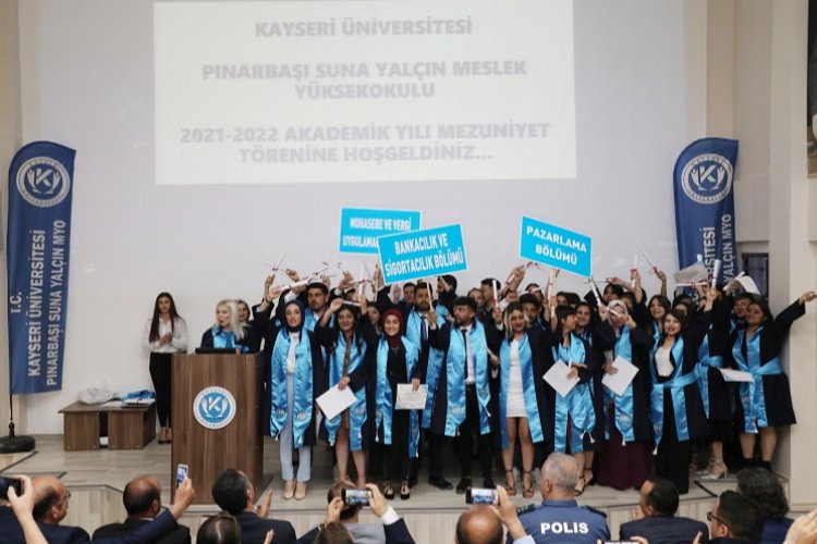 KAYÜ Pınarbaşı MYO’da mezuniyet töreni -