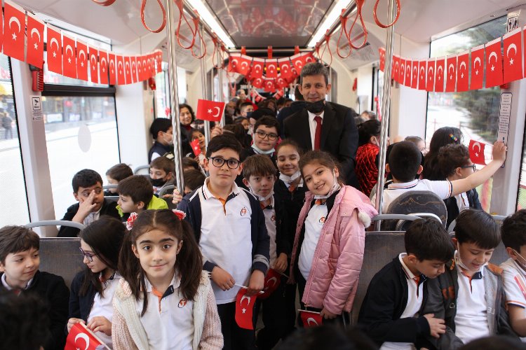 Kayseri'de 'çocuk treni' eğlendirdi -