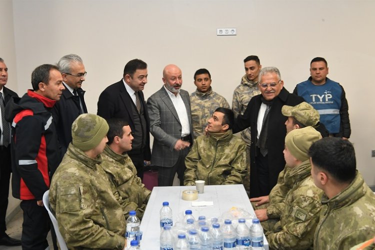 Kayseri'den deprem bölgesine bin tırlık yardım -