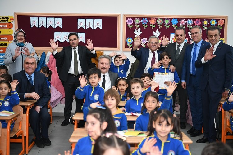 Kayseri protokolü karne dağıttı -