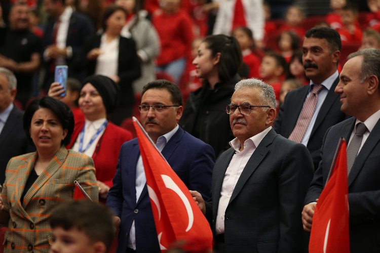 Kayseri protokolü minik koroyla buluştu -