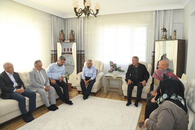 Kayseri protokolünden şehit ailesine ziyaret -