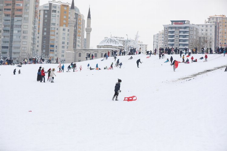Kayseri Talas'ta 7'den 70'e herkes kayakta -
