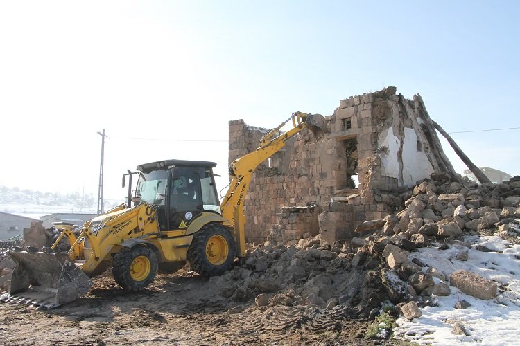 Kayseri Talas'ta metruk binalara geçit yok -