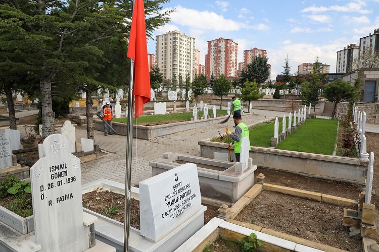 Kayseri Talas'ta mezarlıklara bakım -