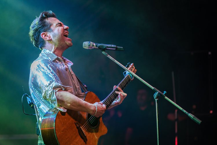 Kenan Doğulu 'Açıkhava'da yazı başlattı -