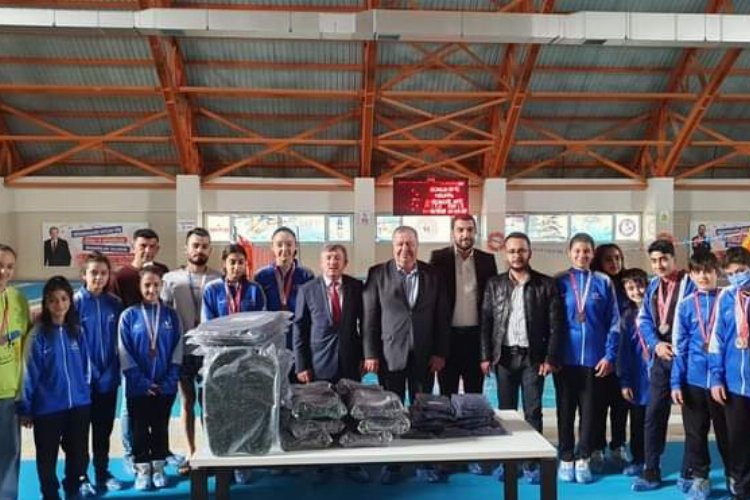 Kilis'te Başkan Ramazan'dan, dereceye giren sporculara malzeme desteği -