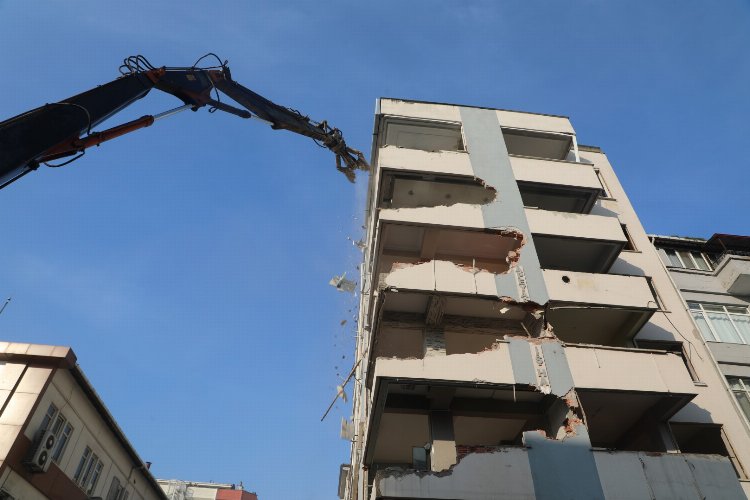Kocaeli Büyükşehir Kınay İş Merkezi'ni yıkıyor -