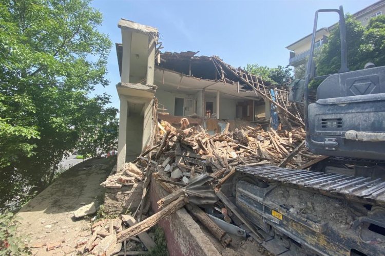Kocaeli'de hasarlı ve metruk yapıların yıkımına devam -