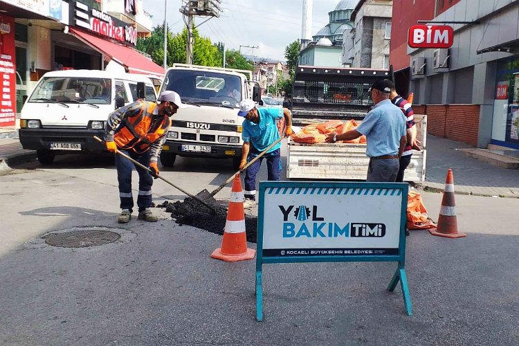 Kocaeli'de 'Yol Bakım Timi' bozuk yol ve kaldırım bırakmıyor -