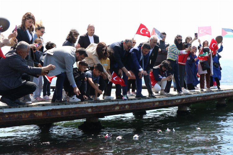 Kocaeli'den 'büyük aile' mesajı... Denize kağıttan gemiler bırakıldı -