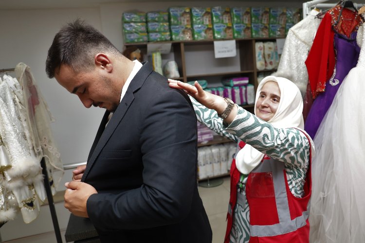 Kocaeli İzmit'in 'Dost Eller'i damat adaylarına uzandı -