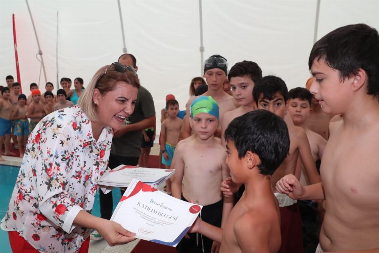 Kocaeli İzmit'te geleceğin yüzücüleri 'Fatma Abla'larından sertifikalandı -