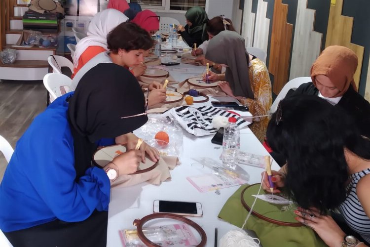 Kocaeli İzmit'te kadınlar el emeği öğreniyor -
