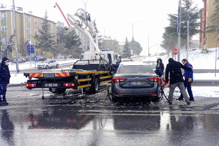 Kocaeli'nde kaza yapan sürücünün yardımına Zabıta yetişti -