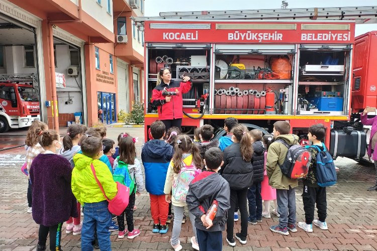 Kocaeli'nde minik öğrencilere İtfaiyecilik anlatıldı -