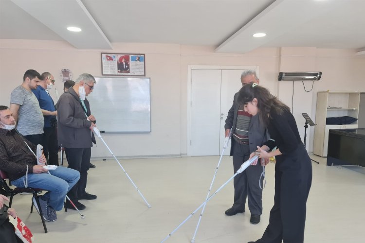 Kocaeli İzmit Belediyesi görme engelli vatandaşlara Dijital Baston Eğitimi verdi -