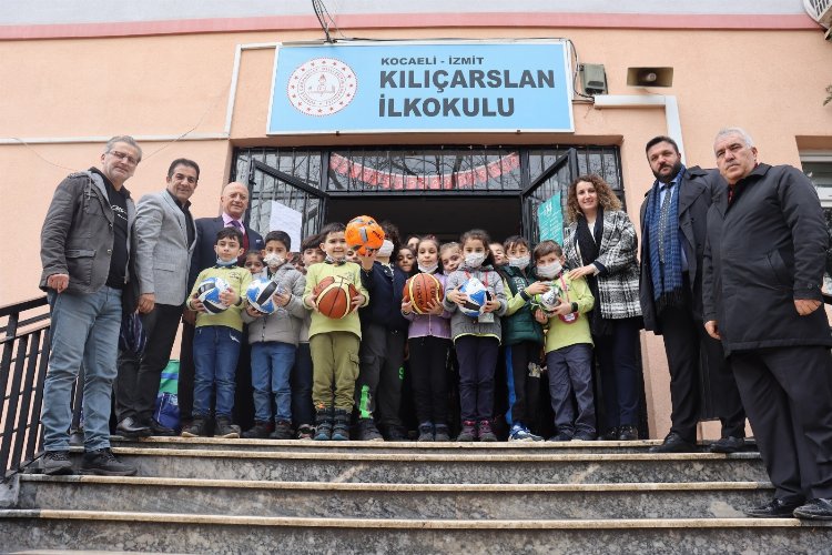 Kocaeli İzmit Belediyesi, okullara spor malzemesi desteğine devam ediyor -