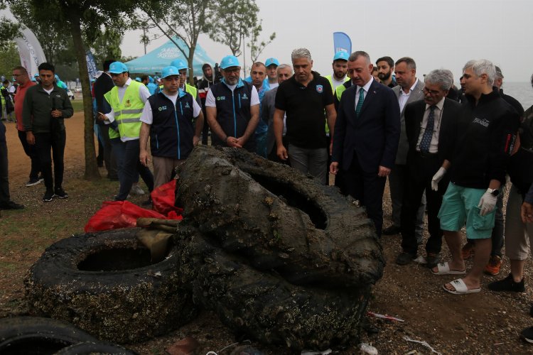 Kocaeli İzmit'te gönüllüler kıyıdan, dalgıçlar su altında temizledi -