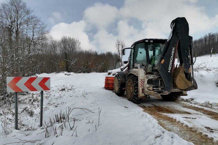 Kocaeli İzmit'te kırsalda kar mesaisi -