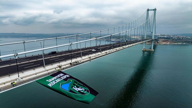 Kocaelispor bayrağı, Osmangazi Köprüsü’ne asıldı