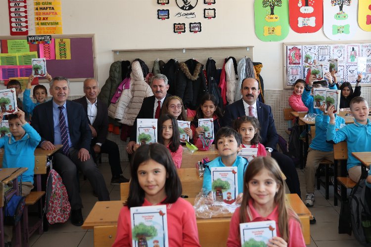 Konya'da Başkan Altay'dan 3. sınıf öğrencilerine hikaye kitabı -