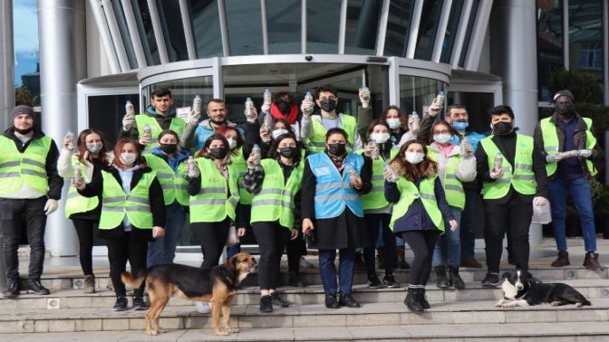 KOÜlü gençler 3 bin adet izmarit topladı