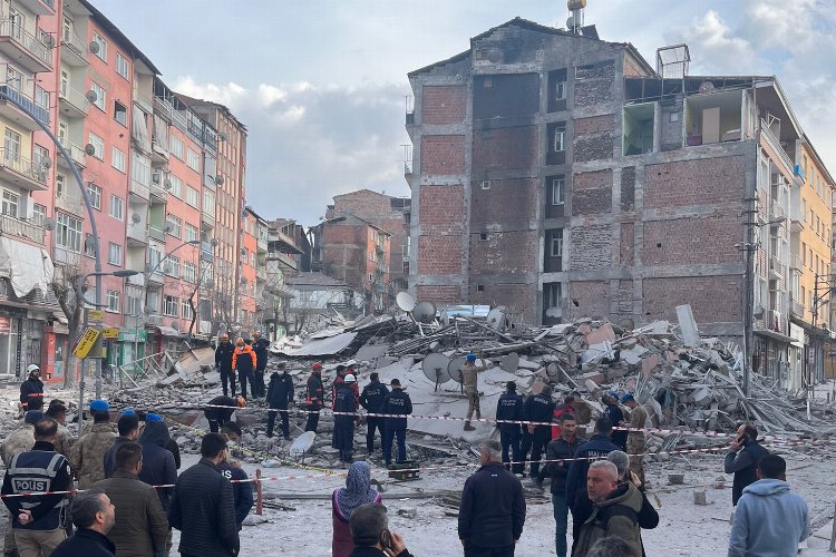 Malatya'da ağır hasarlı 5 katlı bina çöktü -