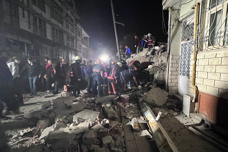 Malatya'da ağır hasarlı bina çöktü! -