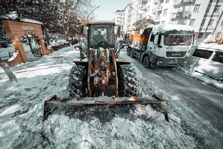 Malatya'da ana arterlerde kar kaldırma çalışmaları devam ediyor -