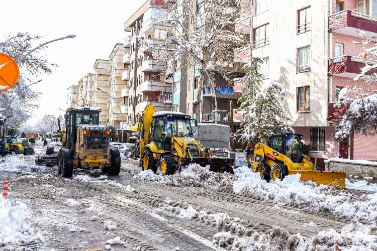 Malatya'da yağış sonrası karın izleri temizliyor -