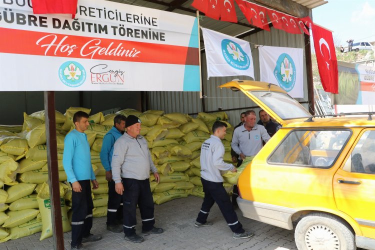 Manisa Büyükşehir Gördesli üreticilere gübrelerini teslim etti -