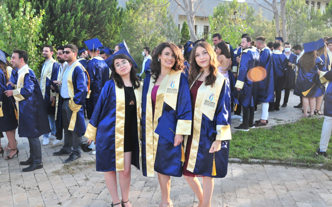 Manisa Celal Bayarlı genç mühendislerin mezuniyet sevinci