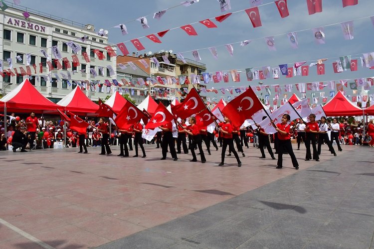 Manisa'da 23 Nisan dolu dolu geçti -