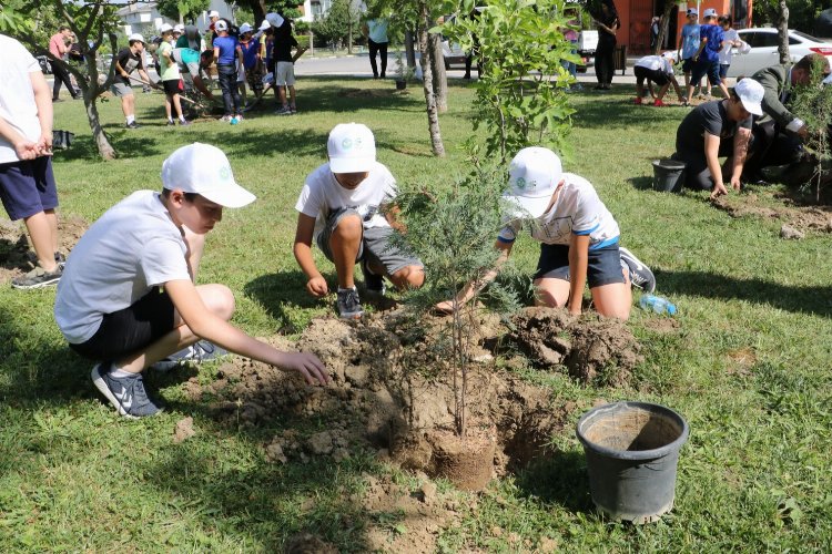 Manisa'da fidanlara can suları minik ellerden -