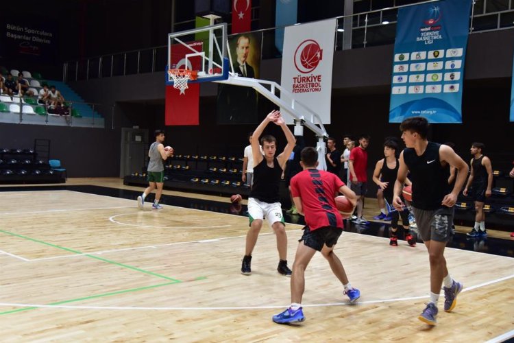 Manisa'da 'Gençler Ligi' için potada kıyasıya rekabet -