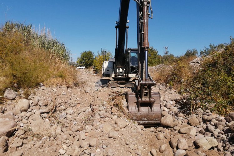 Manisa'da Kale Mahallesi'nde dere temizliği -