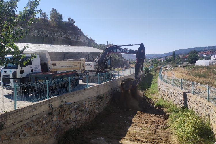 Manisa Demirci'de derelere taşkın önlemi -