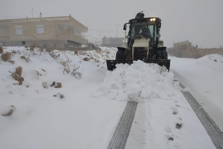 Mardin Yeşilli de kardan temizleniyor -