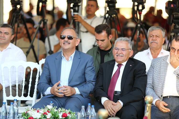 Memduh Büyükkılıç'a Bakan Özhaseki'den övgü -