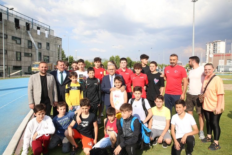 Memduh Büyükkılıç gençlere sahip çıkıyor -