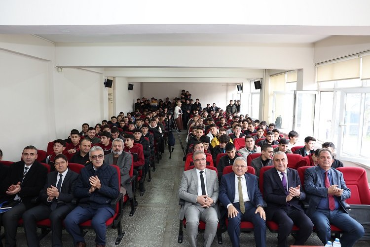Memduh Büyükkılıç öğrencilerle buluştu -