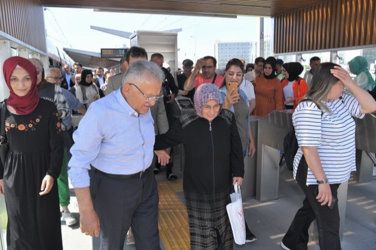 Memduh Büyükkılıç'tan tramvayla şehir turu -