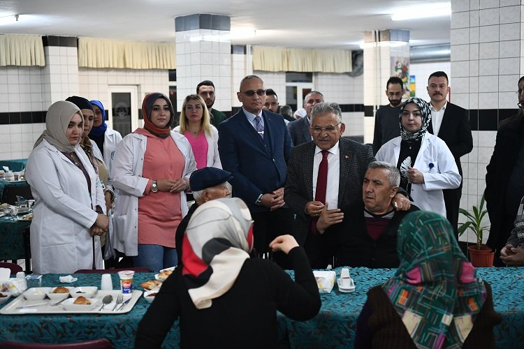 Memduh Büyükkılıç ulu çınarlarla iftarda buluştu -