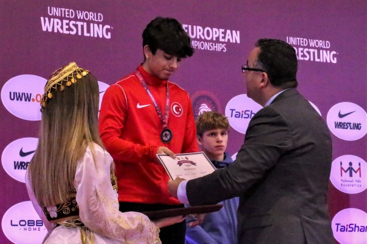 Milli güreşçi Halil Çınar Avrupa ikincisi oldu -